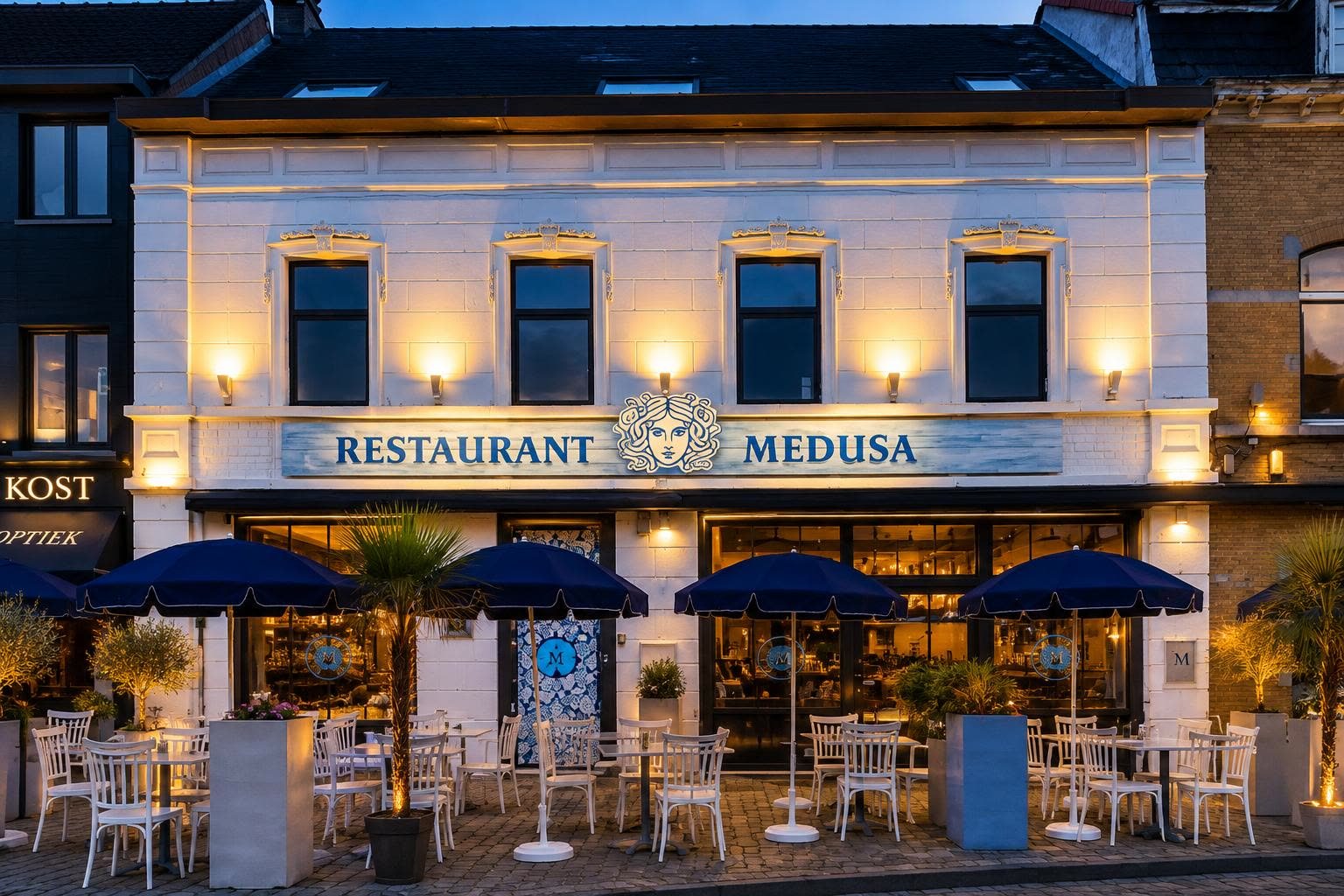 Façade et terrasse du restaurant grec MEDUSA à Zaventem à la tombée de la nuit